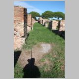 2530 ostia - regio iv - insula vii - portico and caseggiato della fontana con lucerna (iv,vii,1-2) - li decumanus maximus - bli ri suedosten.jpg